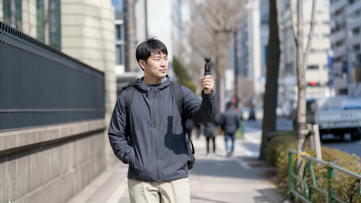 3축 짐벌 안정화 — 걸으며 찍어도 매끄러운 영상