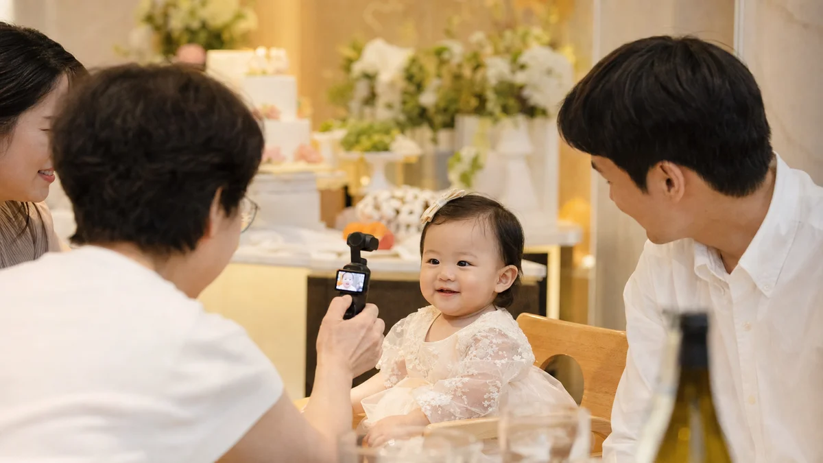 돌잔치에서 아이를 짐벌 카메라로 촬영하는 모습