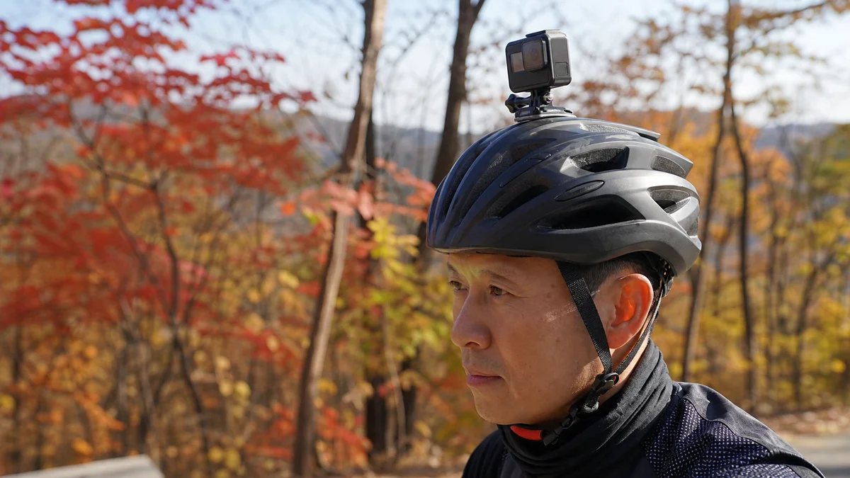 자전거 헬멧 위에 액션캠을 부착한 라이더