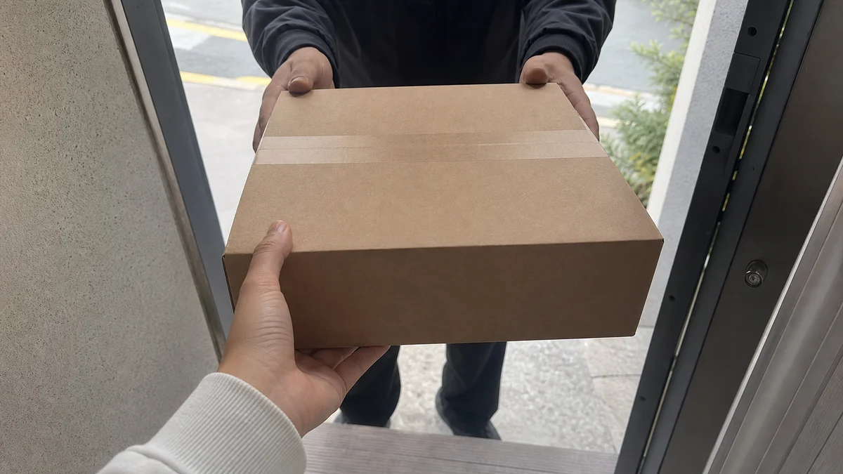 고프로 대여 택배 상자를 받는 모습
