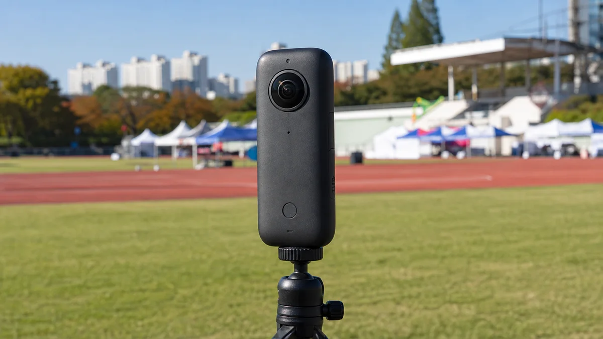 운동장 한가운데 삼각대에 세운 360 카메라