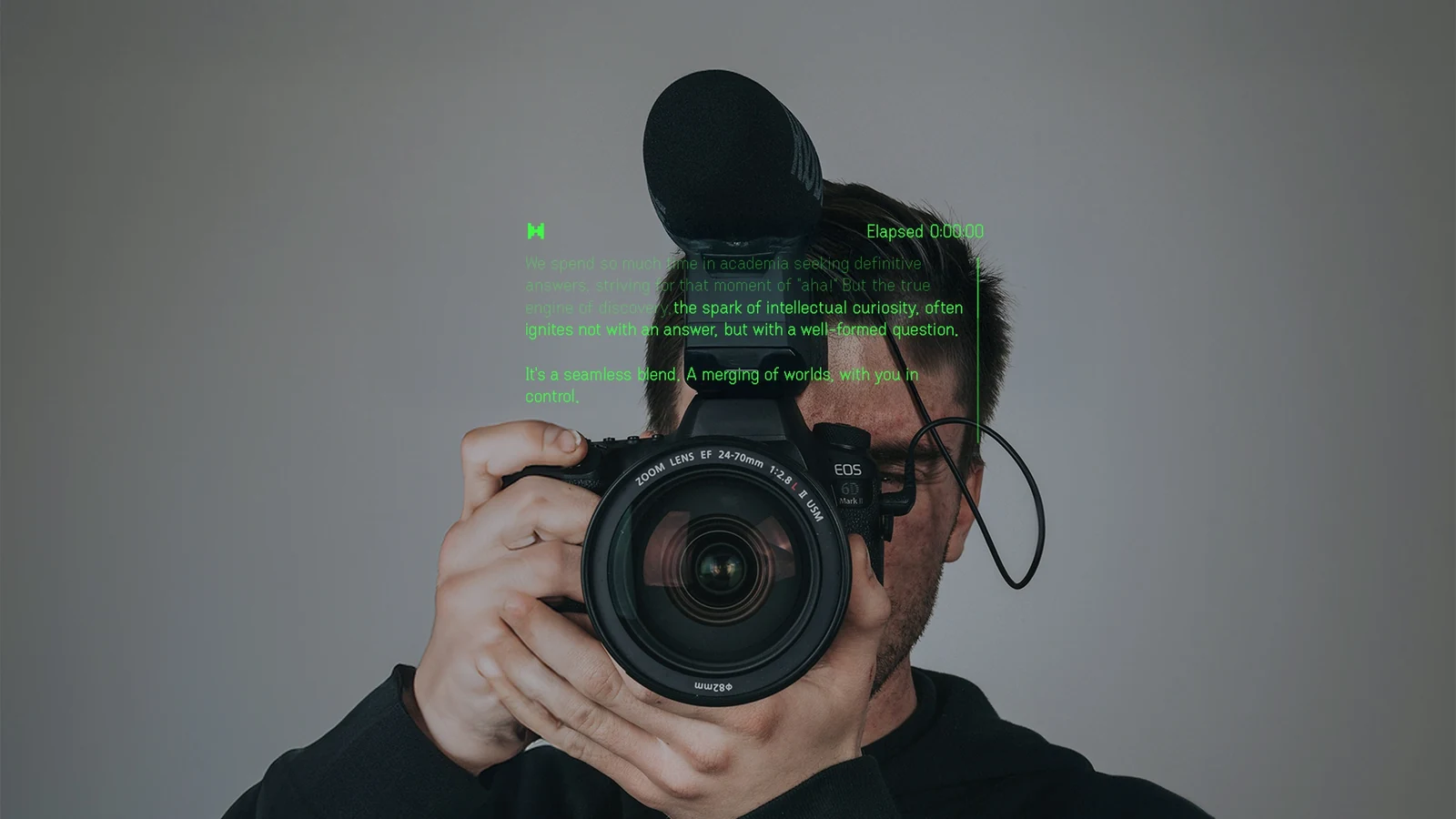 촬영 중 원고가 표시된 이븐 리얼리티스 G2 텔레프롬프트 화면