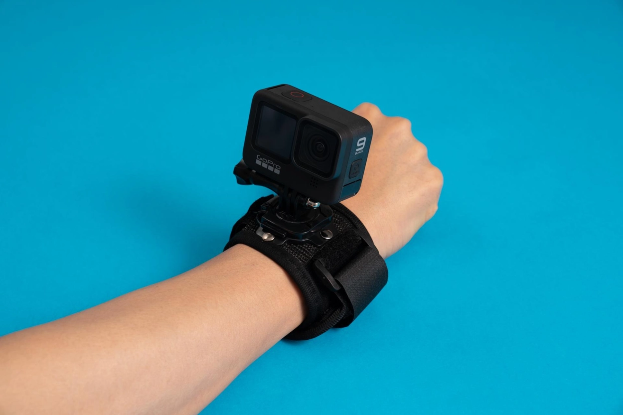 고프로 손목마운트 실제 착용 샷 — 손목/손등 양쪽 착용 가능