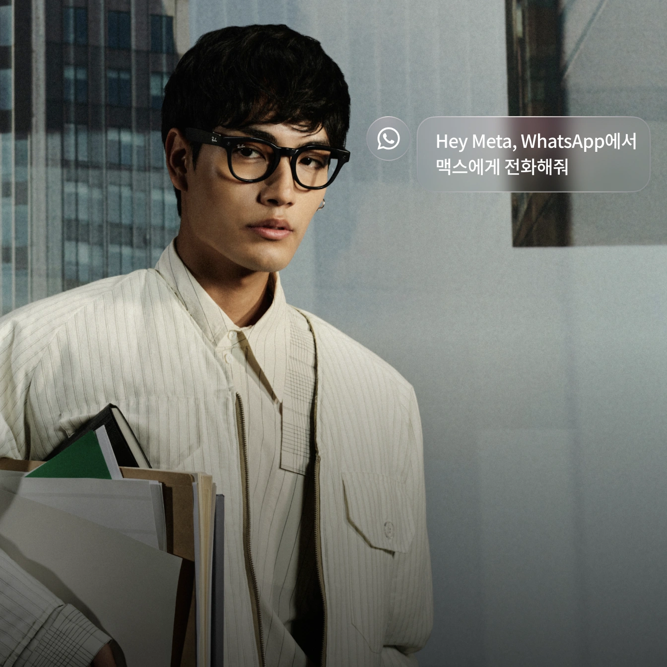 Ray-Ban Meta Gen 2 안경을 쓰고 통화 기능을 사용하는 남성