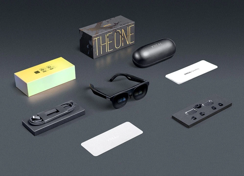 XREAL One Pro 구성품 — 본체, 보관 케이스, USB-C 케이블, 도수 인서트 프레임, 코받침 세트, 클리닝 천, 설명서